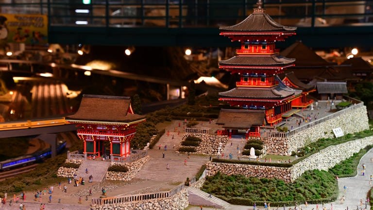 Die großen Tempel Kyotos im Modell - hier kann man sie besichtigen, ohne Schlange zu stehen. (Foto: SWR, Harald Kirchner)