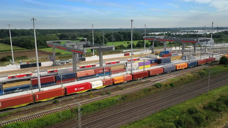 Auf einem Teil des ehemaligen Güterbahnhofs Lehrte entstand ein moderner Container-Terminal, der Mega Hub Lehrte der DB AG. Hier werden vor allem Container zwischen Zügen umgeladen um die Zugauslastungen zu optimieren. (Foto: SWR, Andreas Stirl und Frank Rinnelt)