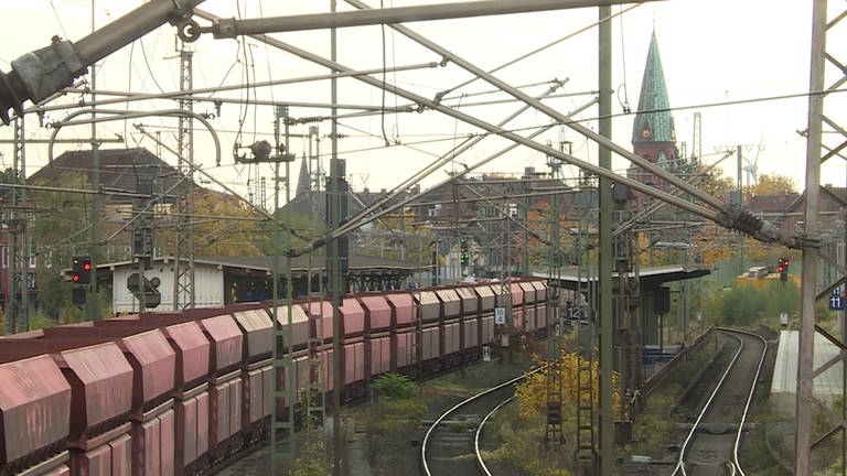 Der schon erwähnte Blick vom „Balkon“ nach Osten auf das Gleisfeld am Bahnhof Lehrte. Erzzüge passieren das Stellwerk täglich. (Foto: SWR, Andreas Stirl und Frank Rinnelt)