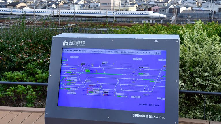 Das Eisenbahnmuseum ist ganz in der Nähe des Bahnhofs. Auf der Aussichtsterrasse gibt es einen Monitor, der den Gleisplan und die aktuelle Gleisbelegung anzeigt.  (Foto: SWR, Harald Kirchner)