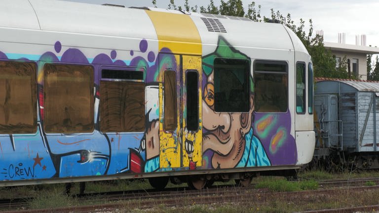 Graffitizug im Bahnbetriebswerk Pyrgos
