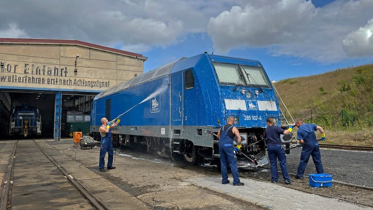 Jede Lokomotive wird nach einem Werkstatt-Aufenthalt gründlich gewaschen, hier eine moderne Diesellok der Baureihe 285. (Foto: SWR, Anna Neumann)