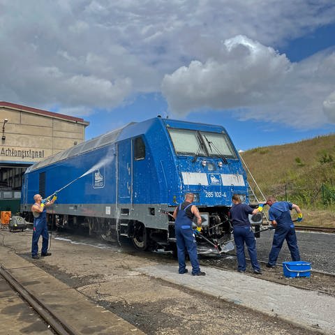 Jede Lokomotive wird nach einem Werkstatt-Aufenthalt gründlich gewaschen, hier eine moderne Diesellok der Baureihe 285. (Foto: SWR, Anna Neumann)