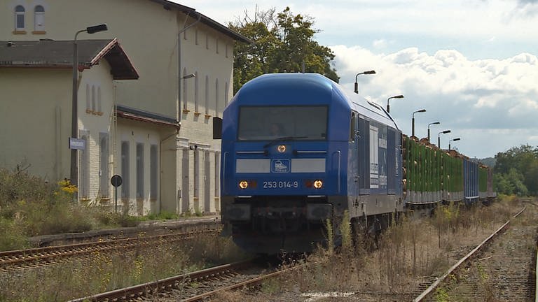 Der Holzzug ist mittlerweile beladen und steht im Bahnhof Niedersachswerfen bei Nordhausen bereit für die Abfahrt. (Foto: SWR, Andreas Stirl)