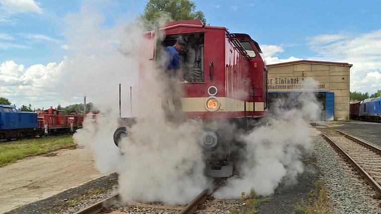 Dampf aus einer Diesellok? In den 70er und 80er Jahren war es bei den Eisenbahnen noch normal, dass Personenwagen mit Dampf geheizt wurden.  (Foto: SWR, Andreas Stirl)