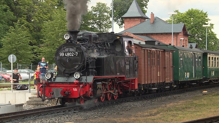 Schmalspur-Romantik pur kann man jeden Tag auf Rügen erleben, beim „Rasenden Roland“. Die Rügensche Bäderbahn wird seit 2008 von der PRESS betrieben. (Foto: SWR, Andreas Stirl)
