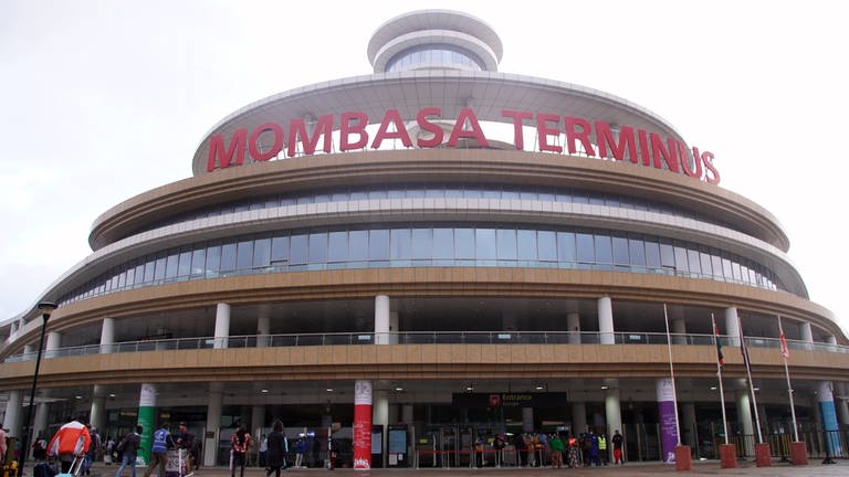 Der moderne Bahnhof der Neubaustrecke Mombasa-Nairobi liegt außerhalb in einem Vorort von Mombasa. (Foto: SWR, Thuku Kariuki und Alexander Schweitzer)