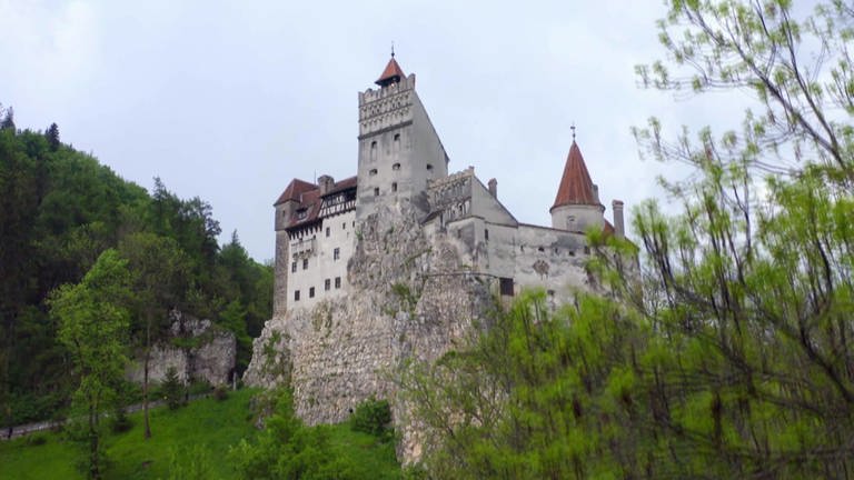 Die Burg Bran, ein Touristenmagnet. Denn angeblich holte sich der Schriftsteller Bram Stoker hier Anregungen für seinen Roman „Dracula“.  (Foto: SWR, Ildico Wille und Grit Merten)