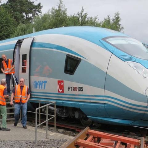 Kurze Pause am "Bahnsteig". Die Tests der türkis gestreiften Züge laufen auf Hochtouren (Foto: SWR, Bernhard Foos)