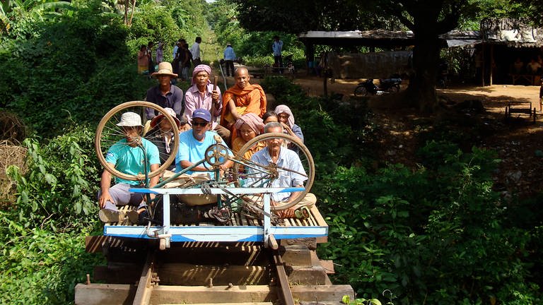 Die Kambodschaner fahren mit der Bambusbahn zu ihren Feldern, zum Markt oder zum Arzt. (Foto: SWR, MedienKontor / Carmen Butta)