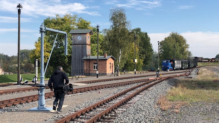 Das Team von Eisenbahn-Romantik fängt den Zug an verschiedenen Stellen ab. Da kommt der Kameramann schon mal ins Schwitzen … (Foto: SWR, Kirsten Ruppel)