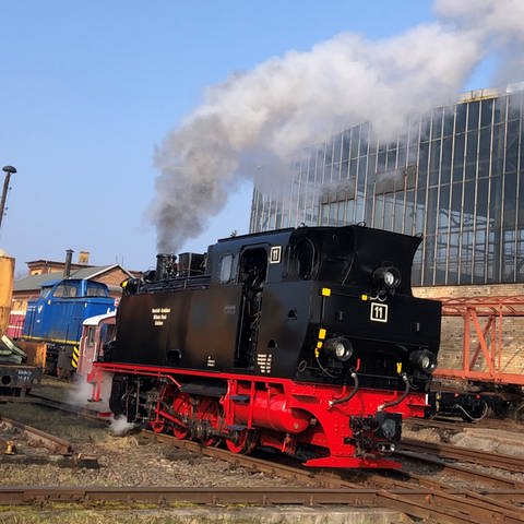 Ein großer Moment: Lok 11 verlässt die Bahnwerkstatt in Benndorf und fährt zur Lokprüfung vor. (Foto: SWR, Kirsten Ruppel)