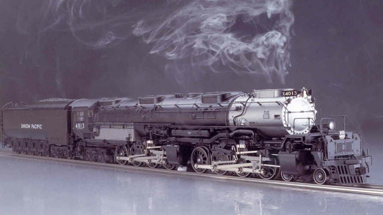 Big Boy - Modell von Märklin. Mit 1,2 kg Gewicht und 46,5 cm Länge ist die US-Dampflok die größte jemals von Märklin in H0 gebaute Lokomotive. Mit zwei Decodern und sieben digitalen Funktionen setzt der Schienengigant auch einen technischen Meilenstein.