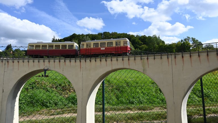 Das Härtfeslbahn-Viadukt im Modell. Diesen Streckenabschnitt gibt es heute nicht mehr. (Foto: SWR, Bettina Bansbach)