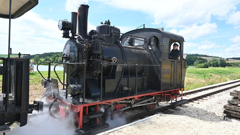 Der Museumsbahnzug steht bereit für seine Rückfahrt von Katzenstein nach Neresheim.