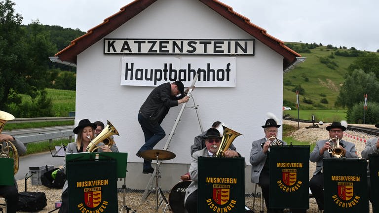 Der Musikverein Dischingen empfängt am 1. August 2021 die ersten Fahrgäste im neuen Bahnhof Katzenstein – mit dem Lied „Gute Reise“. (Foto: SWR, Bettina Bansbach)