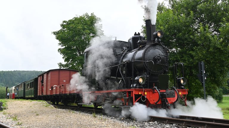 1. August 2021: zum ersten Mal verlässt der Dampfzug die bisherige Endhaltestelle Sägmühle in Richtung Katzenstein. 