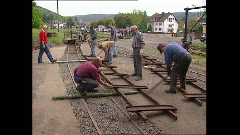 Mehrere  Männer beim Bau einer Bahnschiene. (Foto: SWR, SWR -)