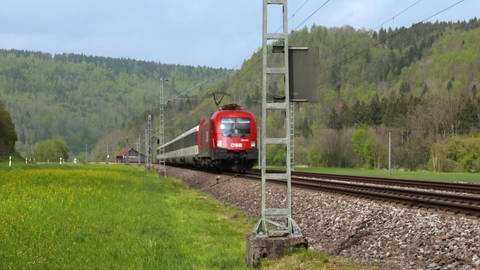 Die Gäubahn-Strecke führt von Stuttgart bis nach Zürich in die Schweiz. Daher sind hier auch regelmäßig internationale Züge unterwegs. Auf dem Foto ist ein Regionalzug auf der Strecke zu sehen. (Foto: SWR)