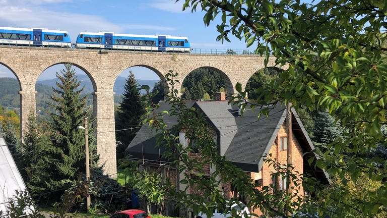 Das Viadukt bei Morgenstern (Smržovka)  ist ein Highlight auf der Zugstrecke von Liberec nach Szklarska Poręba. Es wurde Ende des 19. Jahrhunderts gebaut. Eine Zeit, in der Nordböhmen zu Österreich-Ungarn gehörte.  (Foto: SWR, Kirsten Ruppel)