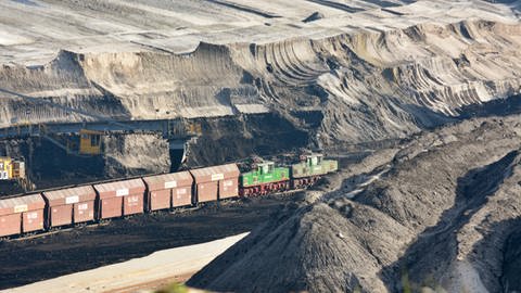 Ende des Jahres wird der letzte Kohlezug auf rückbaren Gleisen direkt in der Talsohle des Tagebaus Cottbus Nord verlassen. (Foto: SWR, Grit Merten)