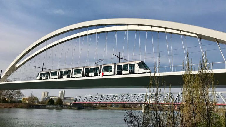 Eine Straßenbahn fährt auf der Beatus Rhenanus Brücke über den Rhein von Straßburg nach Kehl. (Foto: SWR, SWR - Ildico Wille)