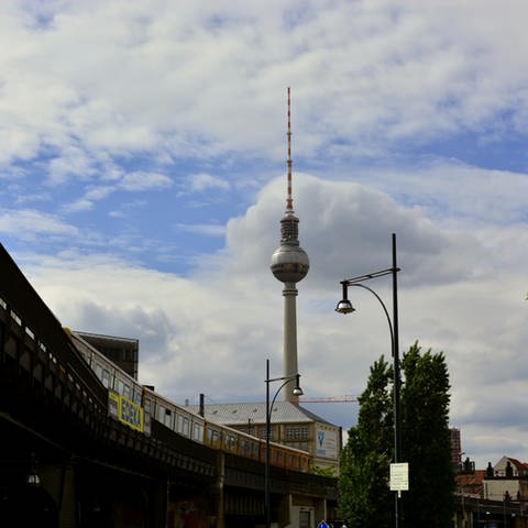 Eine der berühmtesten Brücken in Berlin ist die Jannowitzbrücke und der dazugehörige Bahnhof. Hier verlässt eine S-Bahn den Bahnhof. (Foto: SWR, Grit Merten)