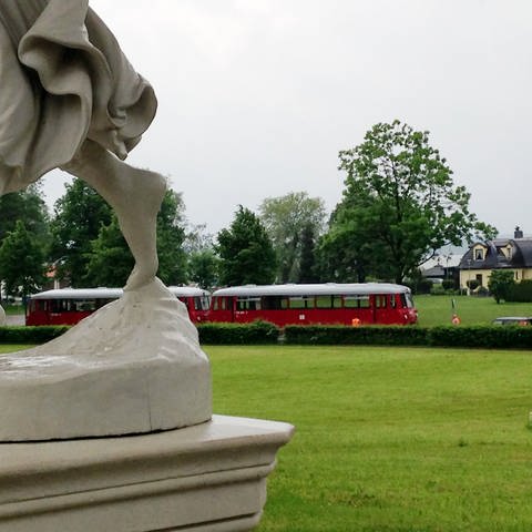 Der Schlosspark hat eine eigene Haltestelle, auch wenn es nicht mehr weit bis zum Hafen von Neustrelitz ist. (Foto: SWR, Kirsten Ruppel)