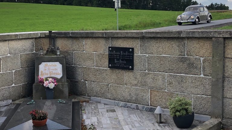 Auch das Grab der Eltern und Geschwister von Ferdinand Porsche ist in der Nähe von Liberec. (Foto: SWR, Kirsten Ruppel)