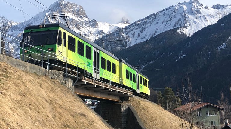 Die Bex-Villars-Bretaye-Bahn beim Aufstieg nach Gryon – hier noch ohne Schnee. (Foto: SWR, Alexander Schweitzer)