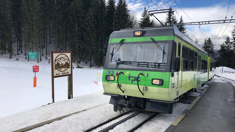 Am Col de Soud: BVB-Zug kreuzt „Müllzug“. Im Winter ist die Bahn das einzige Transportmittel nach oben. Auch die Müllcontainer werden mit der Bahn abtransportiert. (Foto: SWR, Alexander Schweitzer)