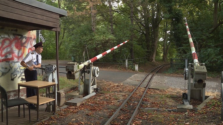 Bei der Parkeisenbahn Auensee in Leipzig versehen junge Eisenbahner in ihrer Freizeit Dienst. Das Schranken schließen geschieht noch per Hand mit der Kurbel. (Foto: SWR, Andreas Stirl)