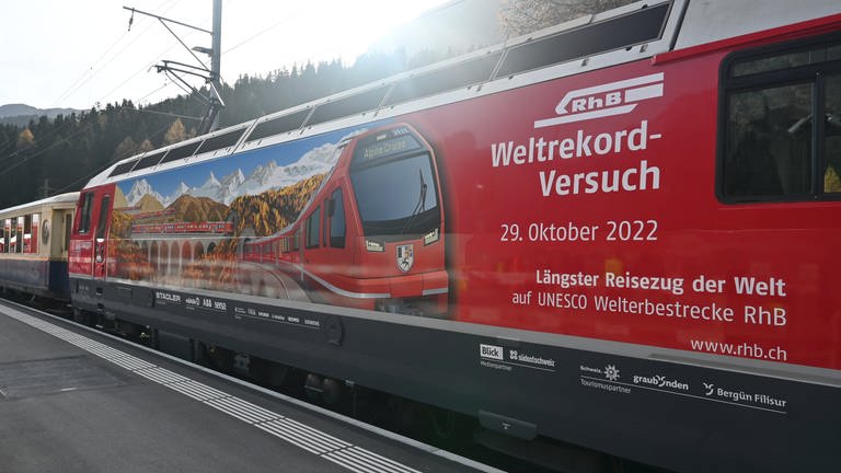 Die von Märklin gestaltete Zuglok wirbt für den Weltrekordversuch der Rhätischen Bahn (Foto: SWR, Bettina Bansbach)
