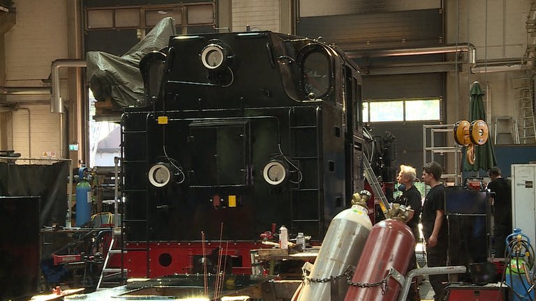 In der Lokomotivwerkstatt der Sächsischen Dampfeisenbahngesellschaft (SDG) werden sowohl die Fahrzeuge der Fichtelbergbahn als auch die der Lößnitzgrundbahn und der Weißeritztalbahn, beide in der Nähe von Dresden, gewartet.  (Foto: SWR, Andreas Stirl)