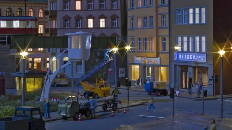 Bei AUHAGEN leuchtet es. Zwei neue Stadthäuser der Schmidtstraße können mit täuschend echten Neonröhren für die Reklameschilder nachgerüstet werden.  (Foto: SWR, Andreas Stirl)