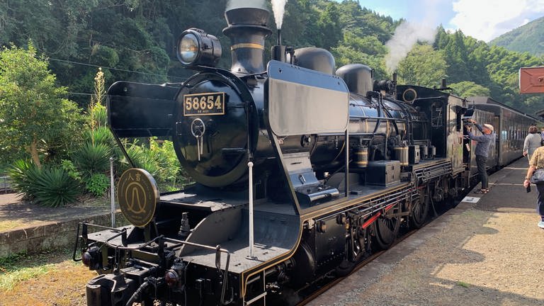 Die Dampflokomotive 58654 ist die älteste betriebsfähige Dampflok Japans. Sie fährt mit dem Hitoyoshi SL Express zwischen Kumamoto und Hitoyoshi. (Foto: SWR, Harald Kirchner)