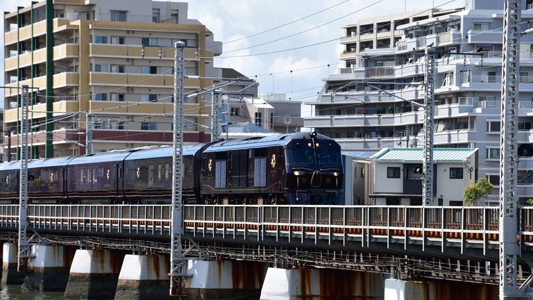 Der "Seven Stars" Luxuszug überquert eine Brücke in Fukuoka. (Foto: SWR, Harald Kirchner)