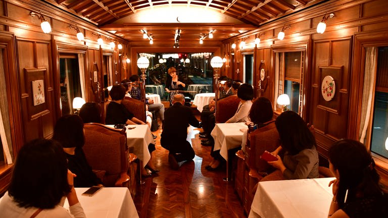 In den Salonwagen des Seven Stars werden nicht nur edle Speisen serviert, am Abend verwandelt sich der Wagen in eine Lounge mit Barmusik. (Foto: SWR, Harald Kirchner)