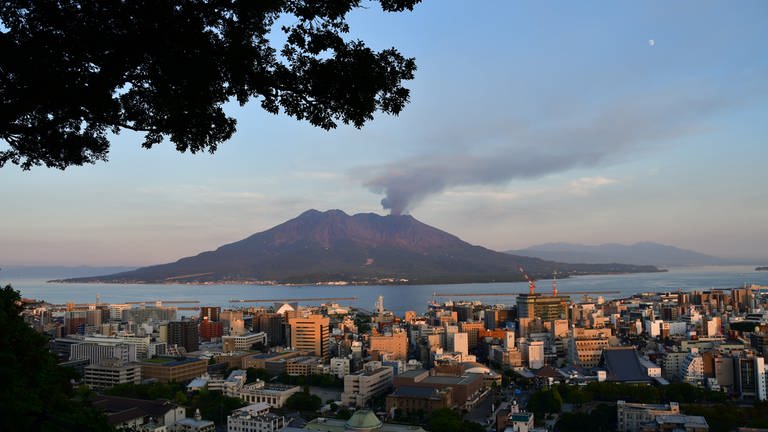 Der Vulkan Sakurajima  gegenüber der fünfhunderttausend Einwohnerstadt Kagoshima. Der Vulkan gehört zu den aktivsten in Japan. (Foto: SWR, Harald Kirchner)