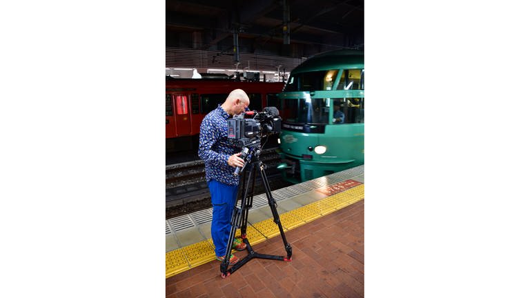 Unser Kameramann vor dem Limited Express Yufuin no Mori in Hakata Station (Foto: SWR, Harald Kirchner)