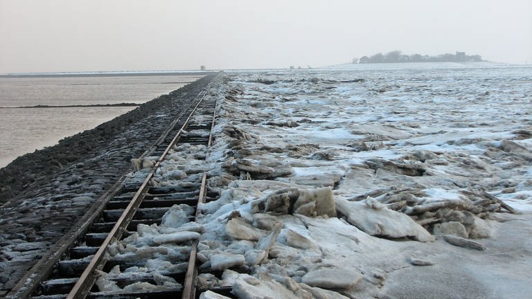 Oland im Winter: In der Eiseskälte kommt einem die halbstündige Fahrt übers Meer besonders lange vor. (Foto: SWR, Bernhard Foos)