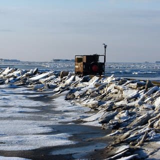 Ganz schön kalt ist es auf der offenen Lore, wenn man bei minus 16 Grad aufs Festland fahren muß. (Foto: SWR, Bernhard Foos)