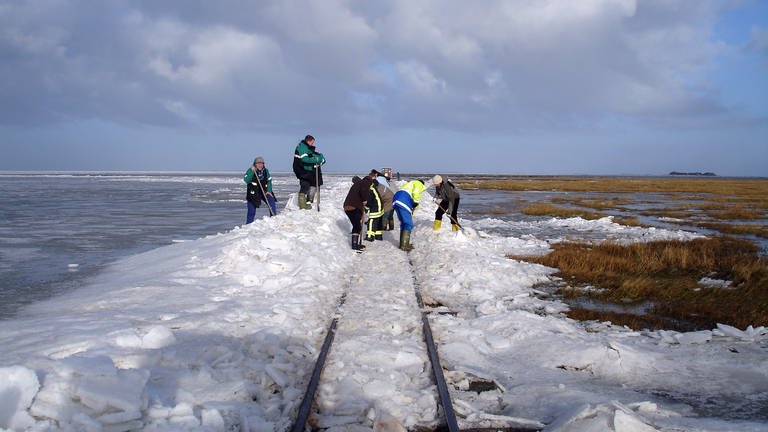 Vereiste Schienen: Manchmal, wenn selbst die schwere Lok bei Eis und Schnee nicht mehr durchkommt, muss das Eis von Hand weggeklopft werden. (Foto: SWR, Bernhard Foos)