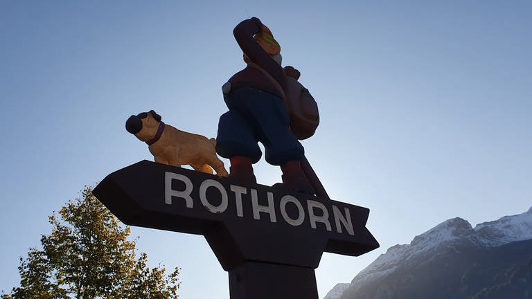 Überall in Brienz trifft man auf Holzfiguren, wie hier aus heutiger Zeit ein Wegweiser zum Rothorn. (Foto: SWR, Bettina Bansbach)