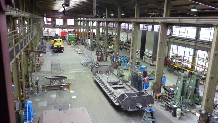 Werkshalle mit Rahmen für Lokomotive mit Fabrik-Nr. 5769 (Foto: SWR, Alexander Schweitzer)