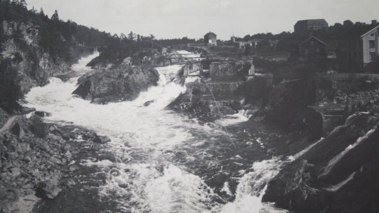 Am Göta Älv, Schwedens wasserreichstem Fluss, der den Vänernsee mit dem Katgtegat verbindet, stürzt sich das Wasser als Wasserfälle 32 Meter in die Tiefe. Vor hundert Jahren waren die Fluten noch nicht gebändigt. (Foto: SWR, Hagen von Ortloff)