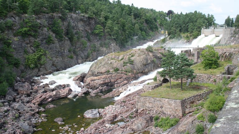 Wasserfälle -  wenn die Sperren geöffnet sind, stürzen sich dreihundert Kubikmeter Wasser pro Sekunde ins Tal. (Foto: SWR, Hagen von Ortloff)