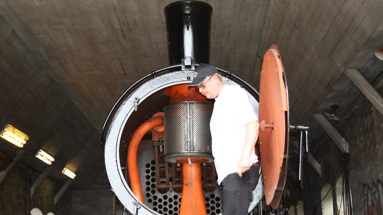 Blick in die geöffnete Rauchkammer einer Dampflok. (Foto: SWR, Hagen von Ortloff)
