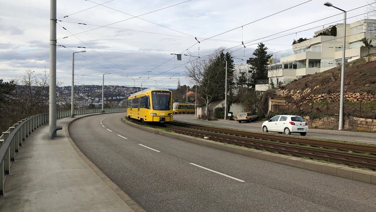 Stadtbahn als Panormabahn Richtung Fernsehturm – hier auf der Pischekstraße. (Foto: SWR, Alexander Schweitzer)