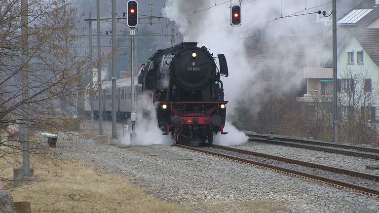 Dampflok 23 058 bei der ersten Scheineinfahrt in Läufelfingen.